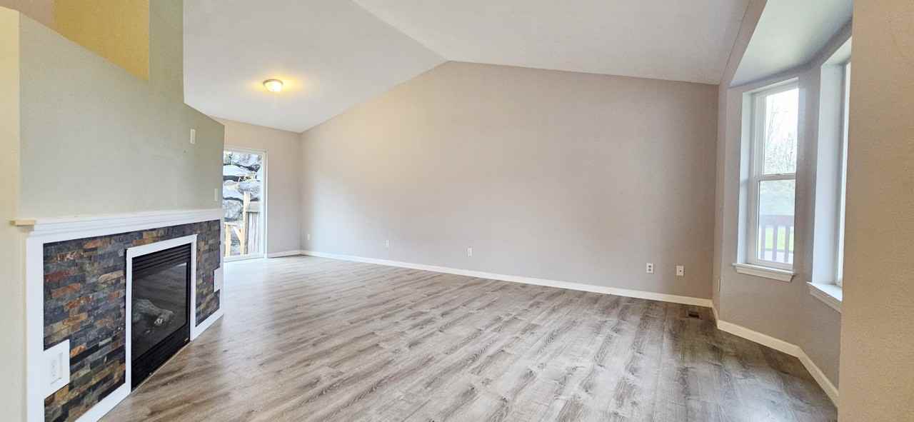 404 Comet Street - Photo 4 of 20