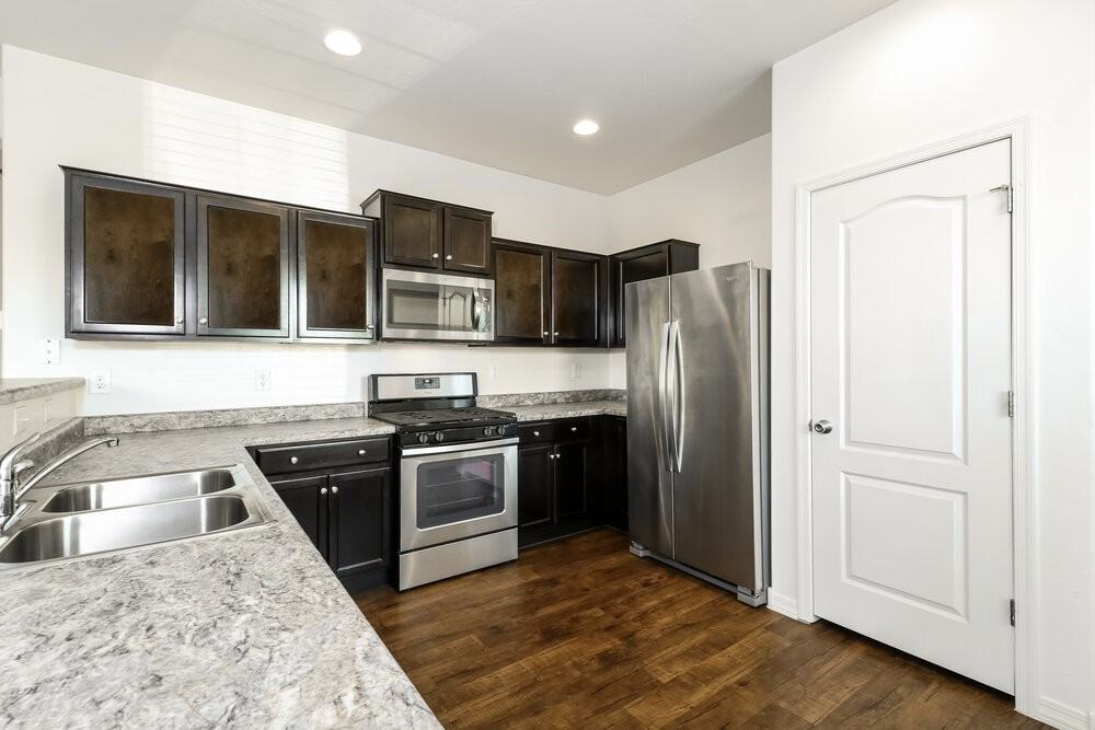 8224 W Encinas Ln - Photo 7 of 16