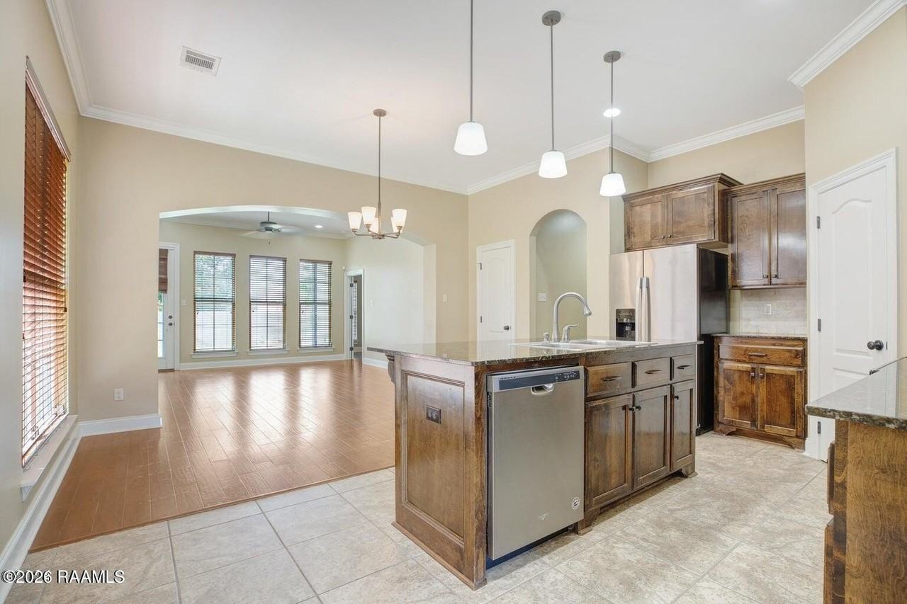 918 Russo St - Photo 2 of 14