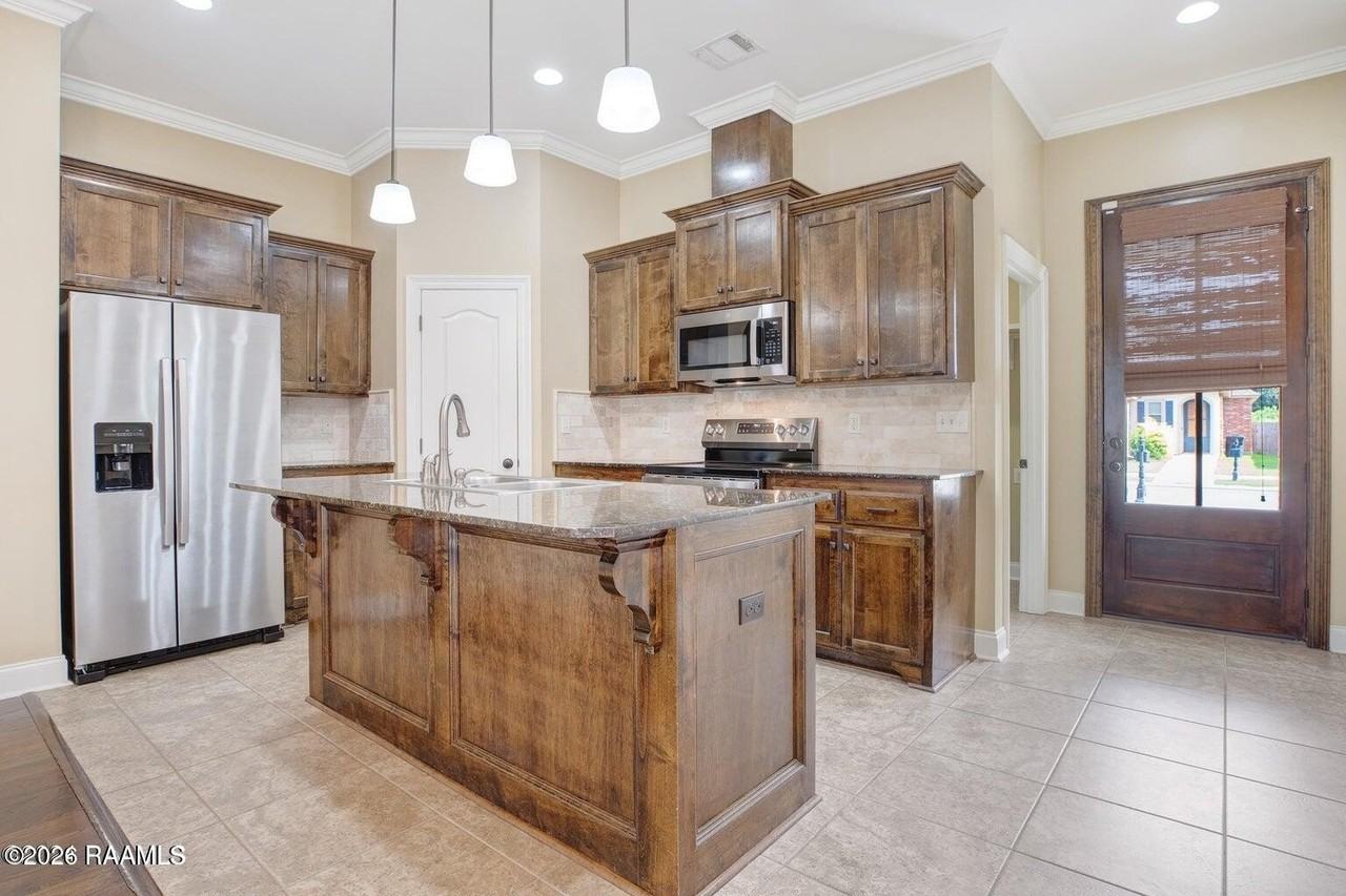 918 Russo St - Photo 3 of 14