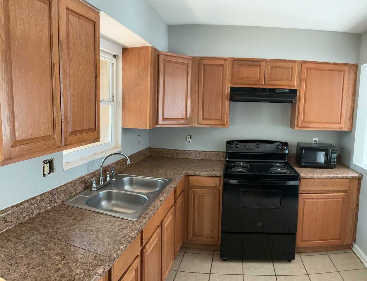 911 Southwest 62nd Terrace #D - Photo 2 of 4