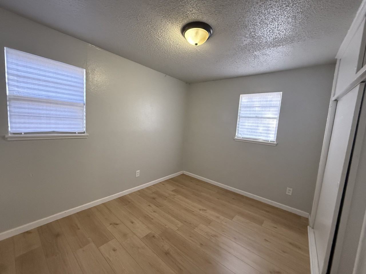 3011 N Hill St #3011NHILL - Photo 2 of 7