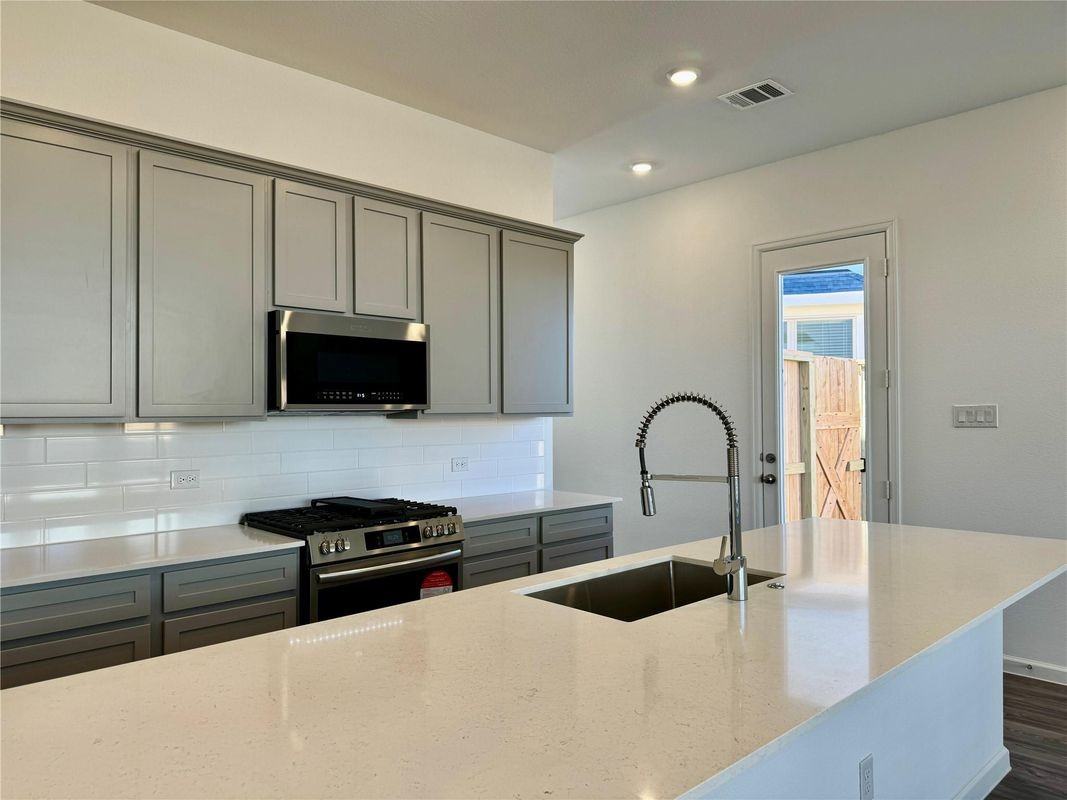 5506 Amber Brook Ln - Photo 4 of 37