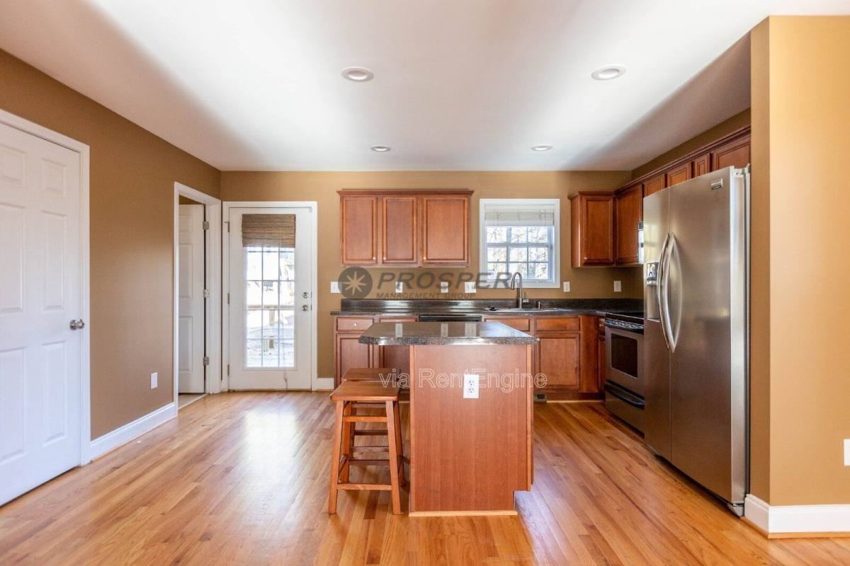 102 Wellington Ave - Photo 3 of 10