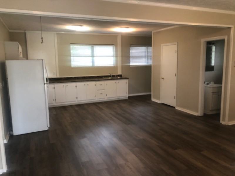 208 S Center St - Photo 4 of 14