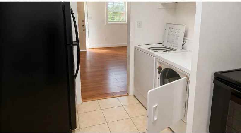 2917 M St #B - Photo 3 of 9