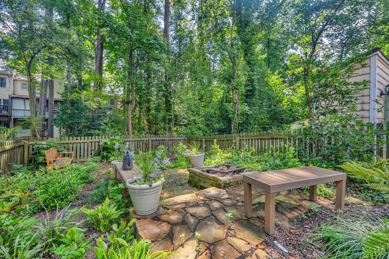 586 Saint James Walk Se - Photo 2 of 14