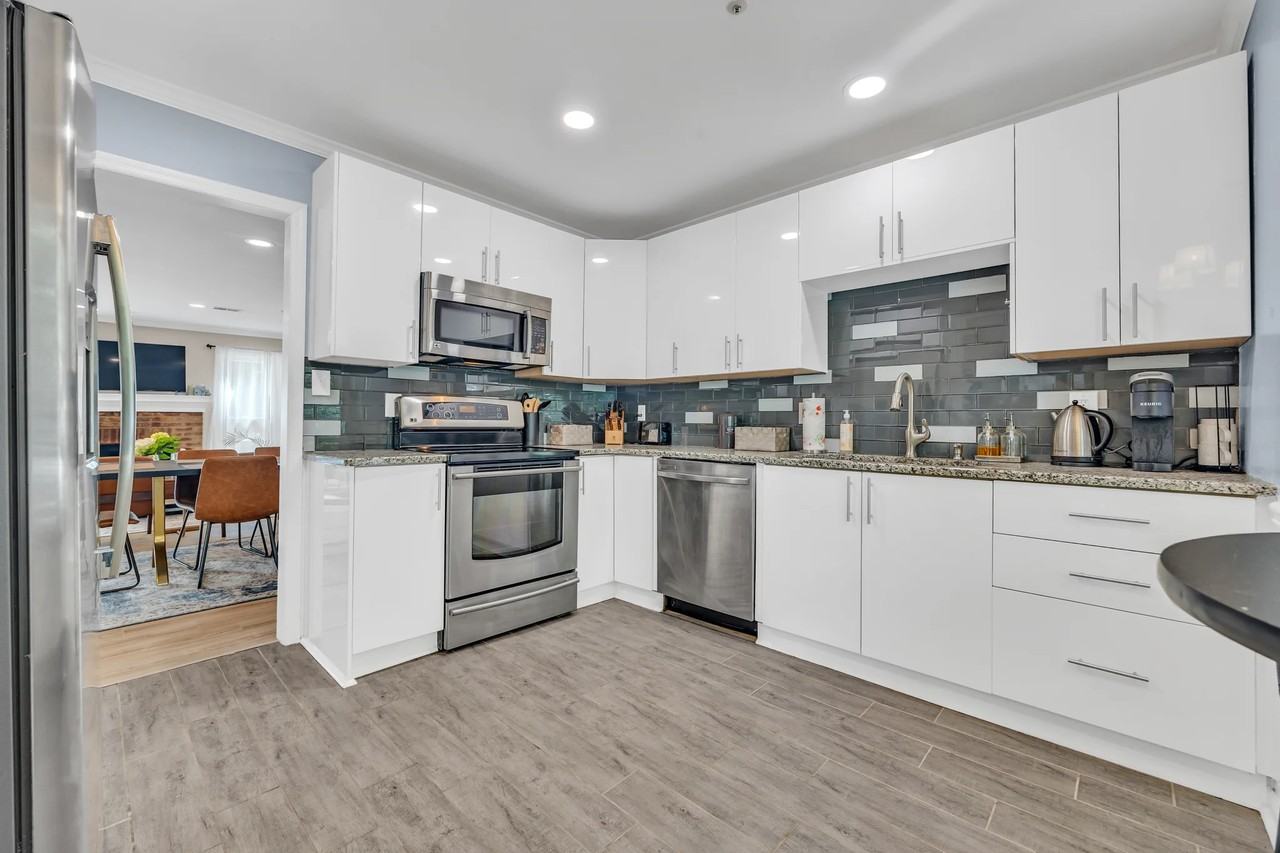 586 Saint James Walk Se - Photo 3 of 14