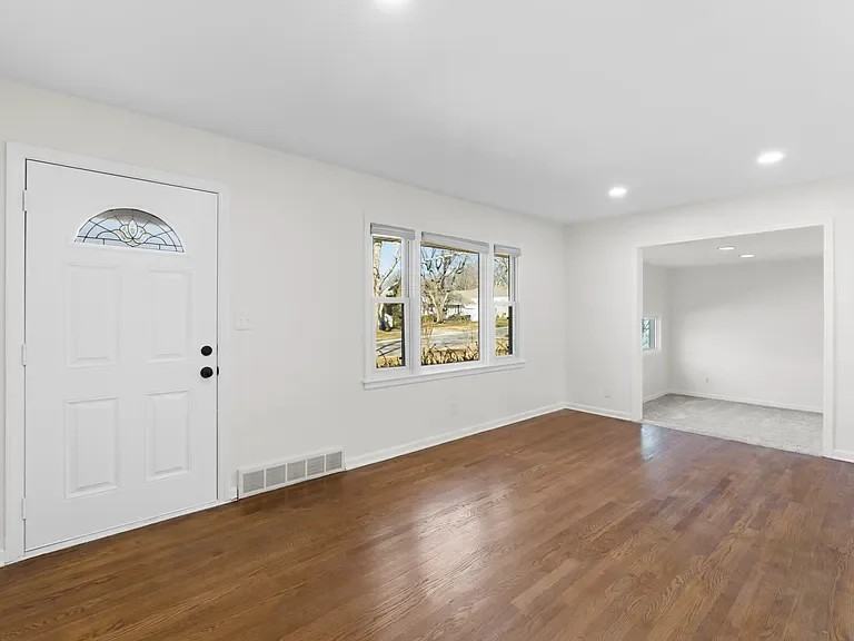 5617 Beverly Ave - Photo 2 of 15