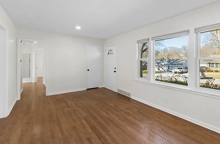 5617 Beverly Ave - Photo 3 of 15