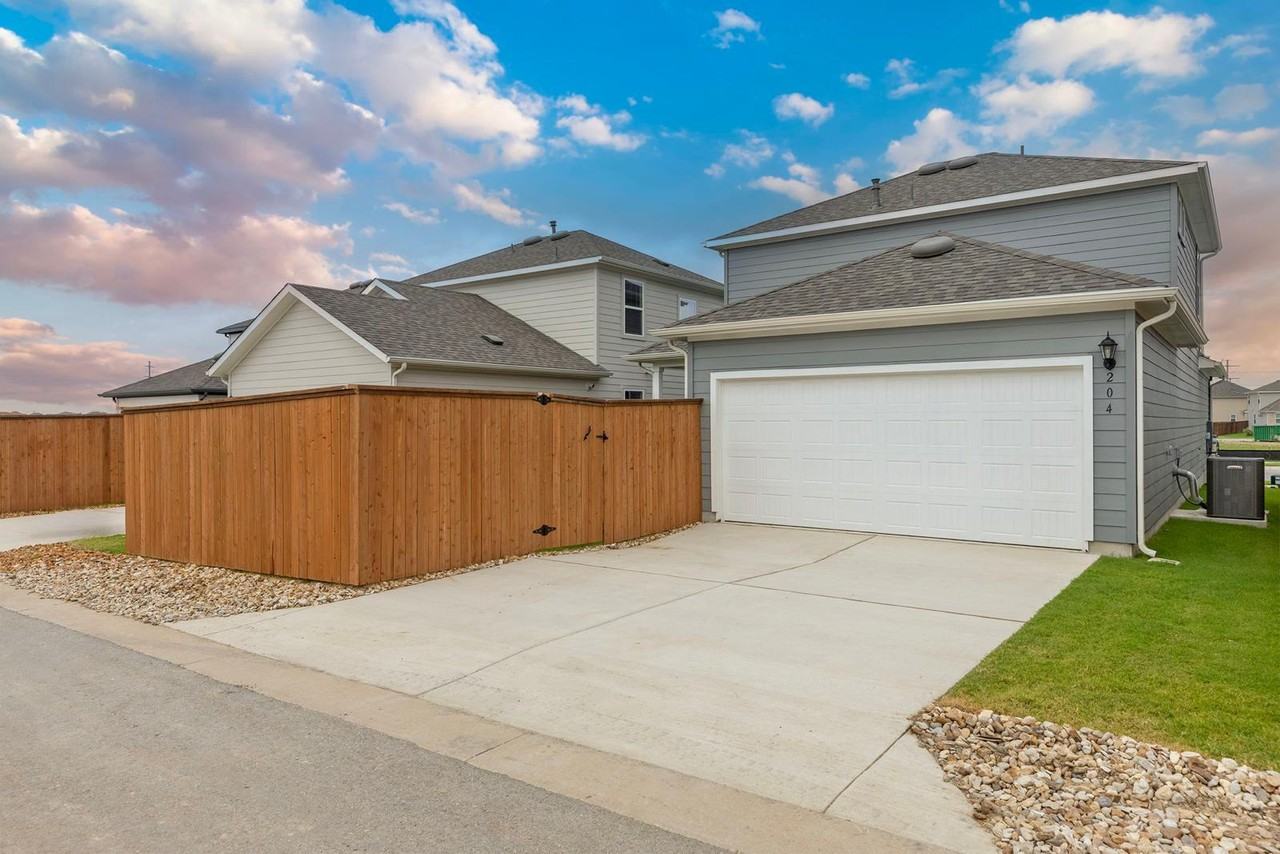 204 Flowers Ave - Photo 3 of 11