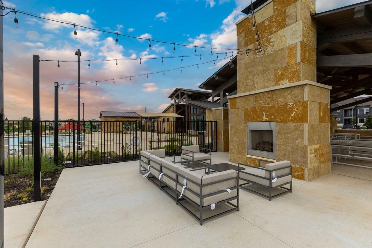 204 Flowers Ave - Photo 4 of 11