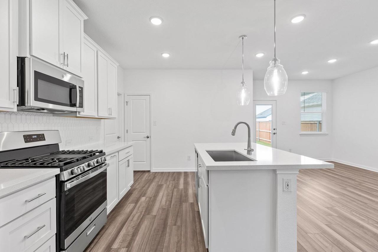 204 Flowers Ave - Photo 5 of 11