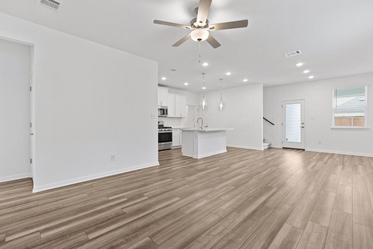 204 Flowers Ave - Photo 7 of 11