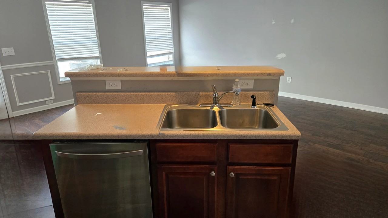 1725 Oakbrook Ln Nw - Photo 3 of 15