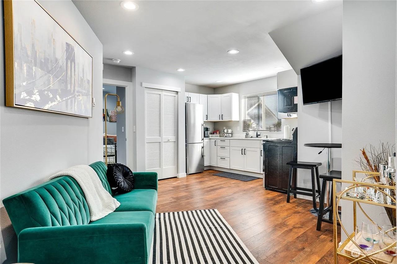 640 N Anderson St #B - Photo 3 of 13