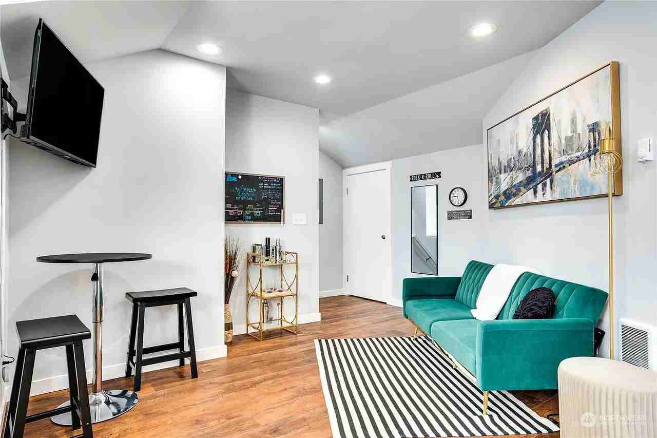 640 N Anderson St #B - Photo 4 of 13