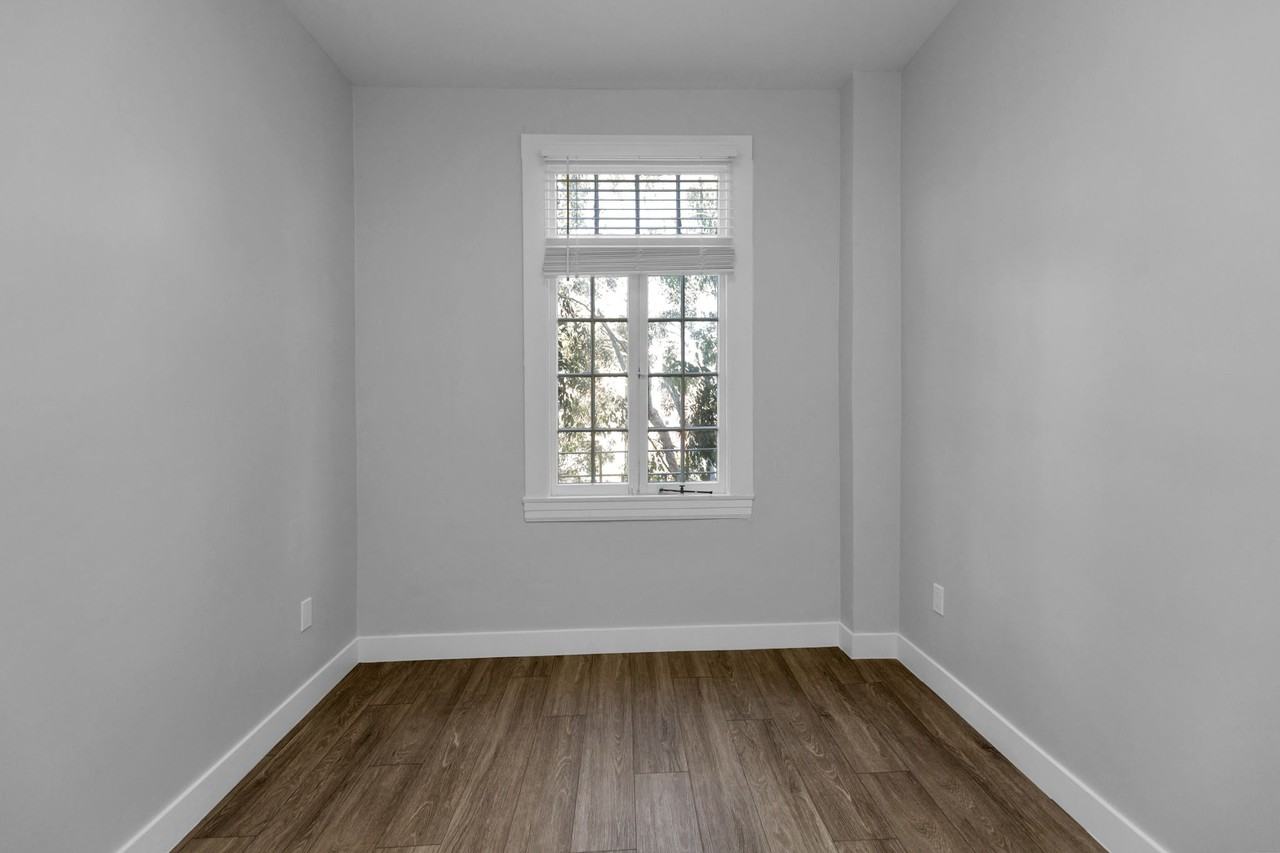 1130 Larkin - Photo 5 of 11