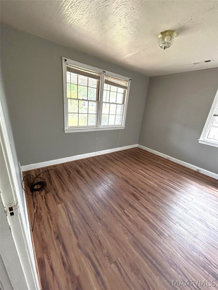 3616 Gaston Ave - Photo 7 of 24