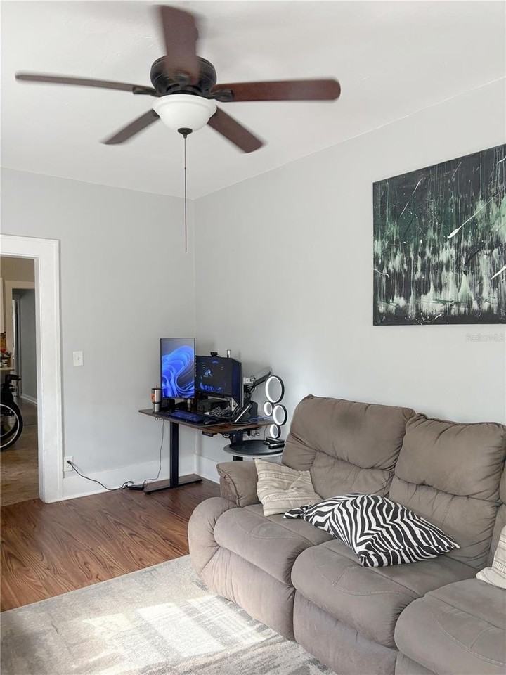 2060 9th St #B - Photo 3 of 9