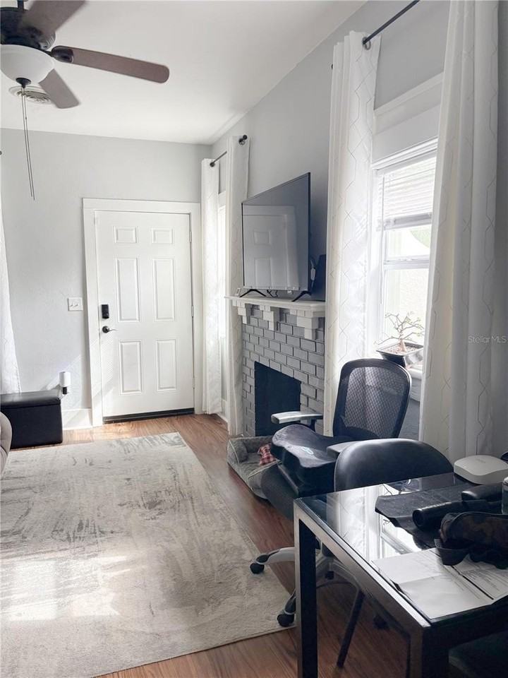 2060 9th St #B - Photo 4 of 9