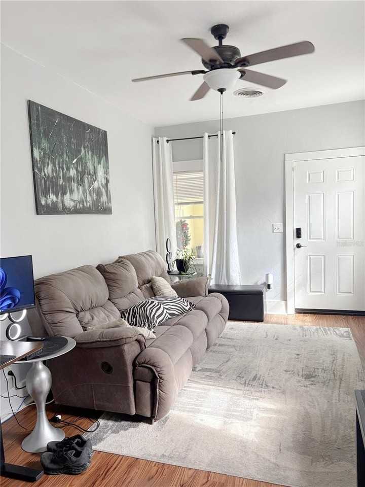 2060 9th St #B - Photo 5 of 9