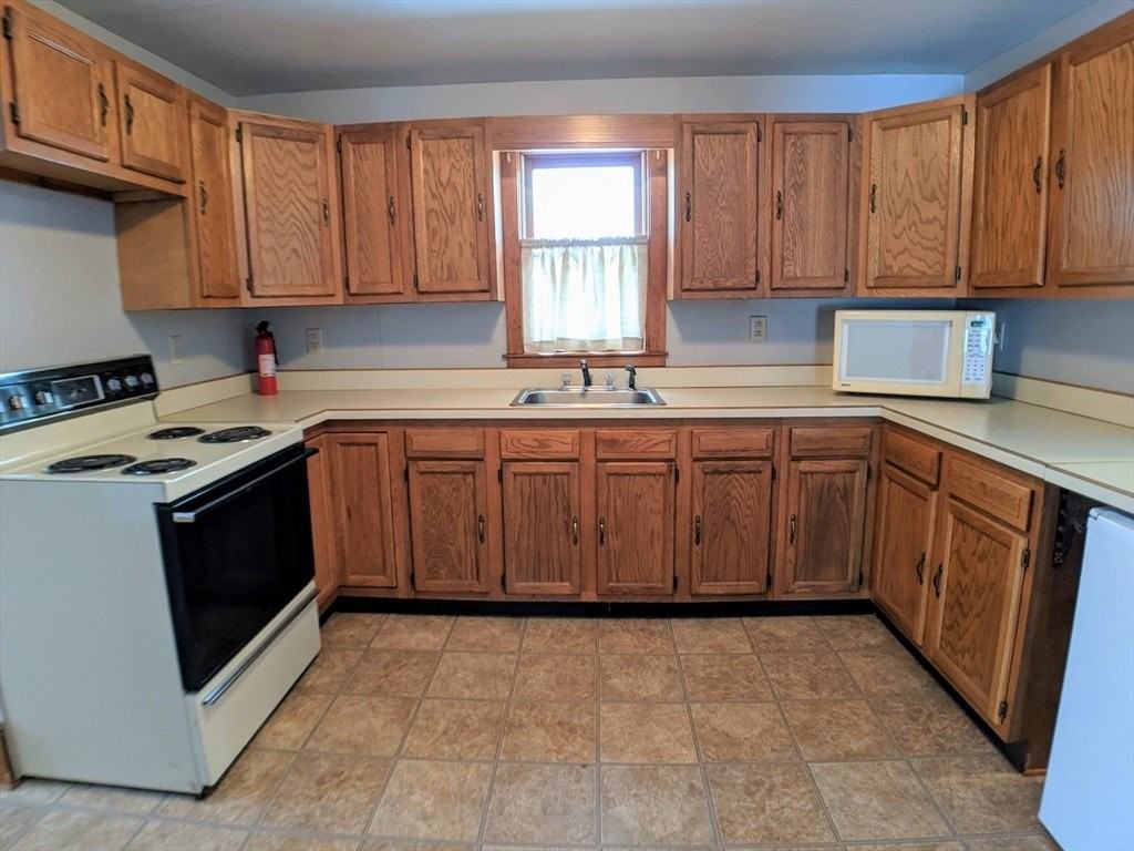 62 Main St Apt 2nd - Photo 2 of 19