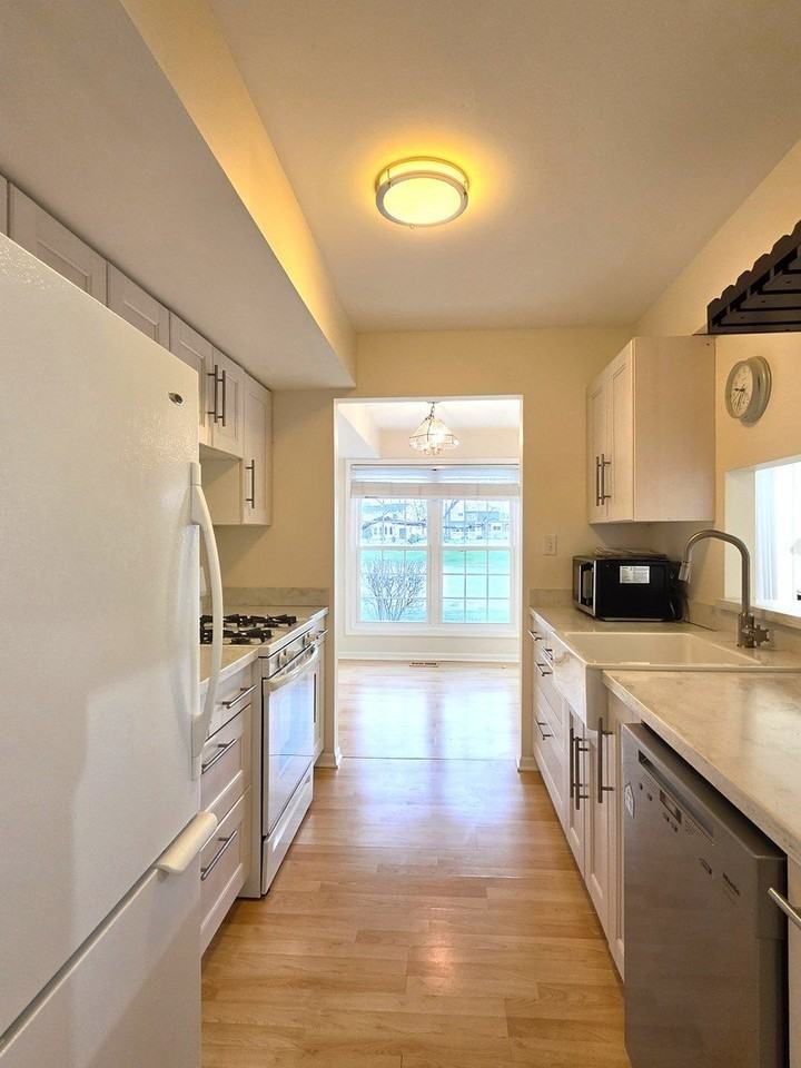 1376 Longacre Ln - Photo 7 of 22