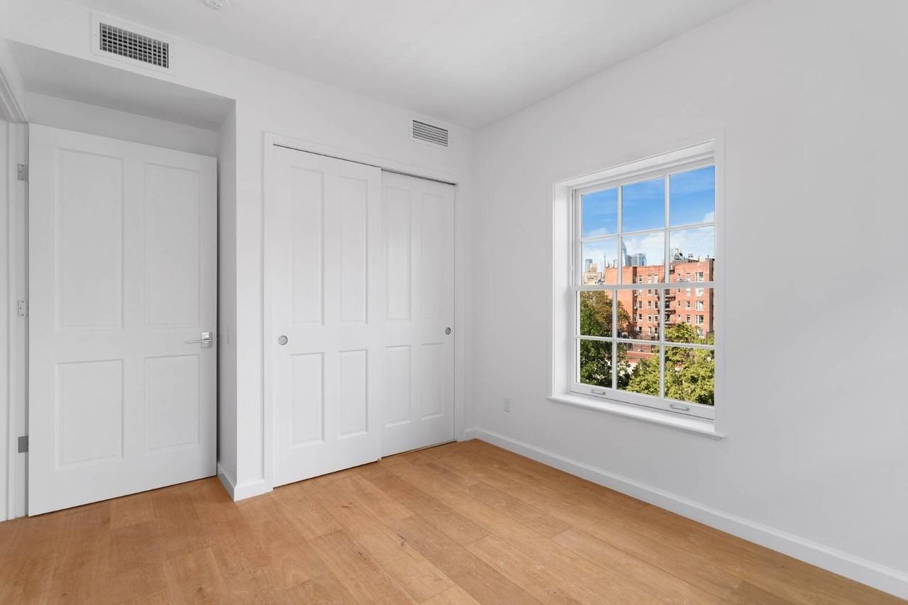 51 Macdougal St - Photo 7 of 11