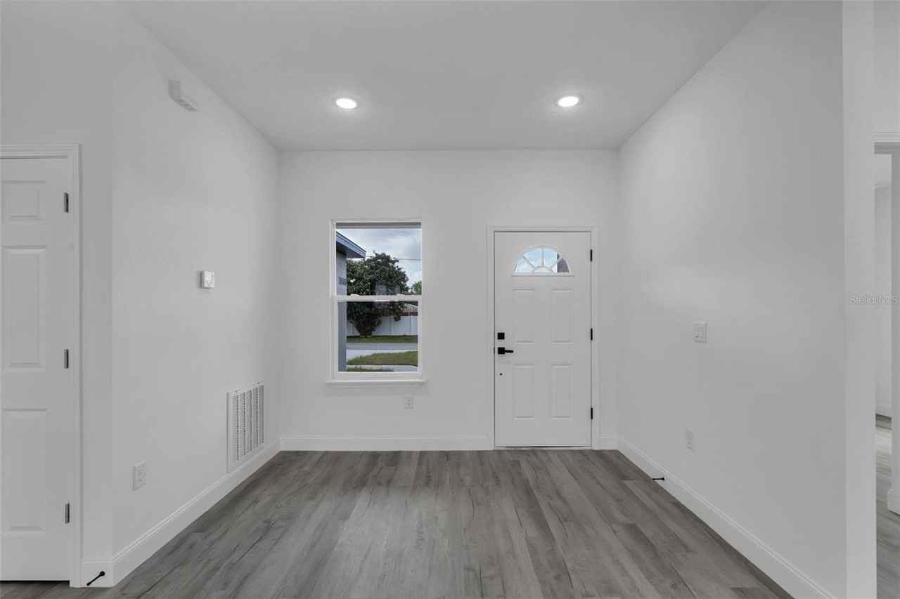 2211 Sw 153rd Pl - Photo 4 of 50