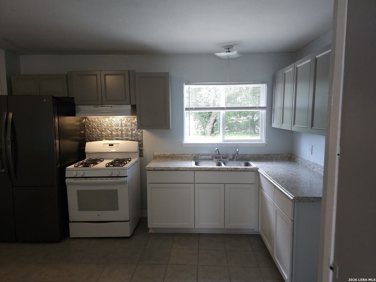 5619 Stonybrook Dr - Photo 4 of 11