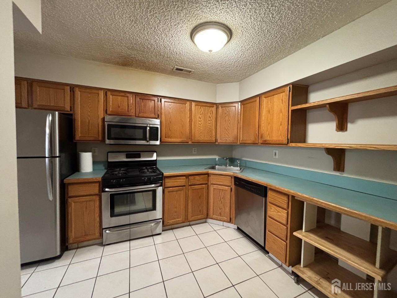 62 Colleen Ct - Photo 3 of 17