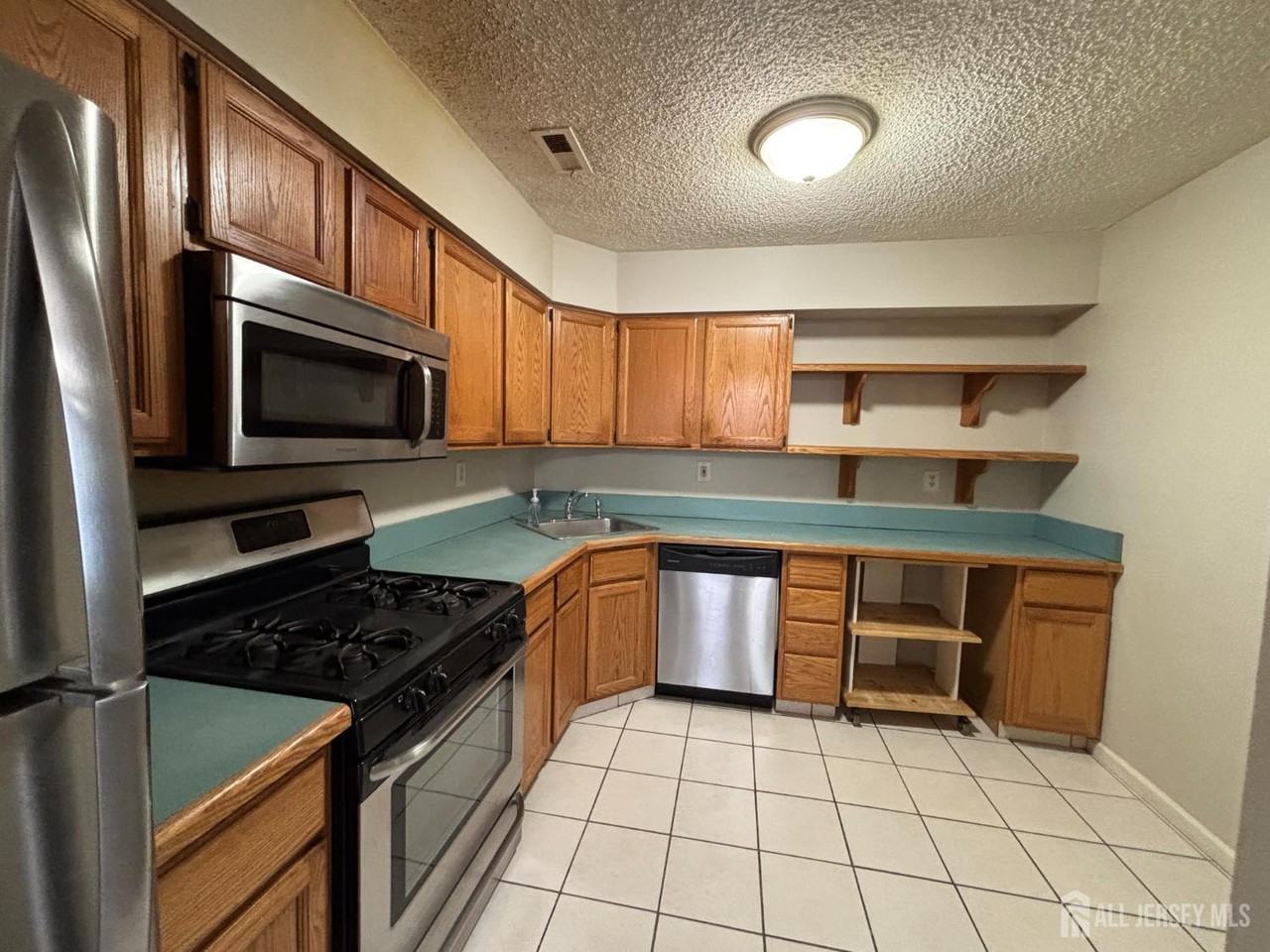 62 Colleen Ct - Photo 4 of 17