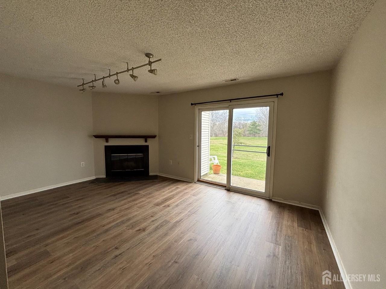 62 Colleen Ct - Photo 5 of 17