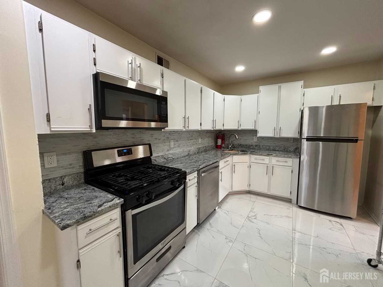 1301 Plymouth Rd - Photo 4 of 21