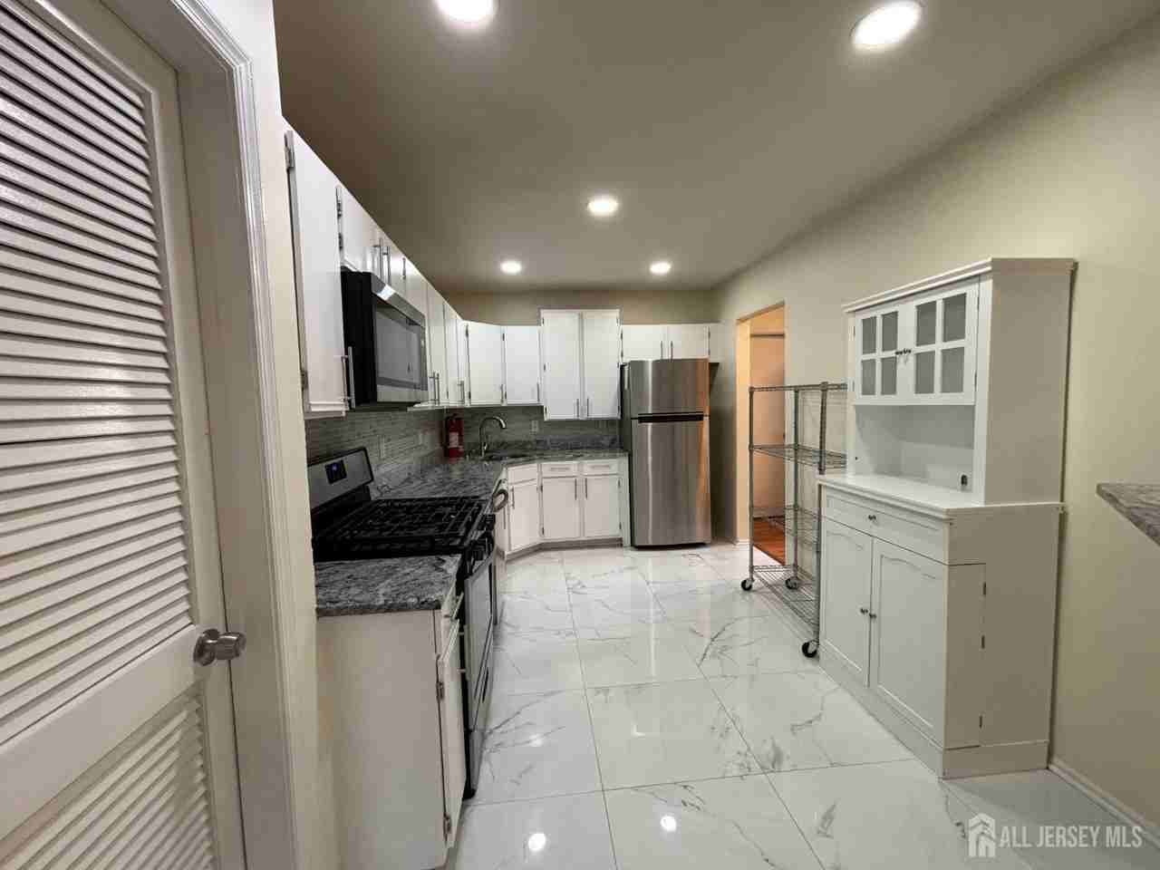 1301 Plymouth Rd - Photo 7 of 21