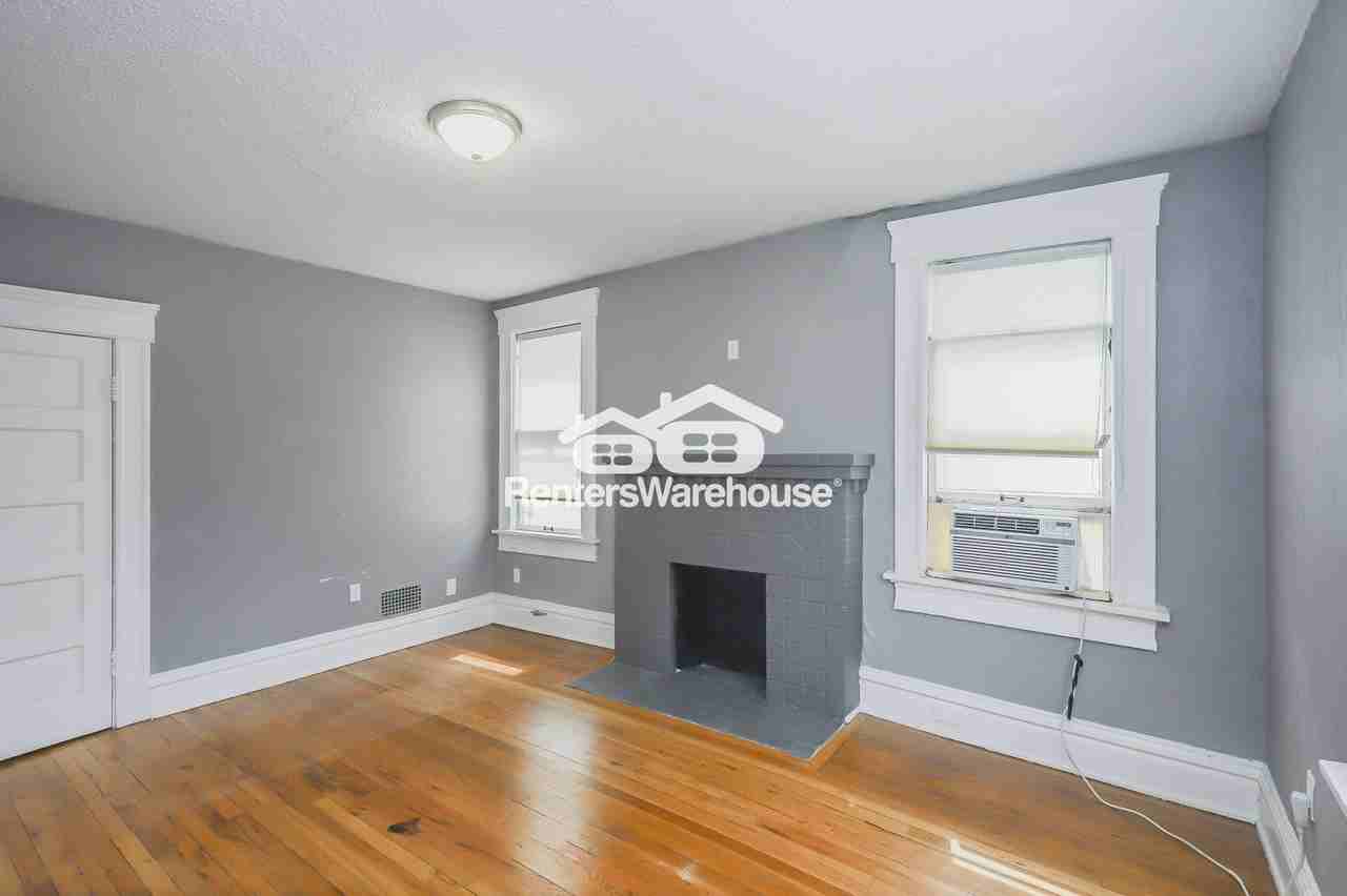 4105 Oak St Apt 1 - Photo 4 of 34