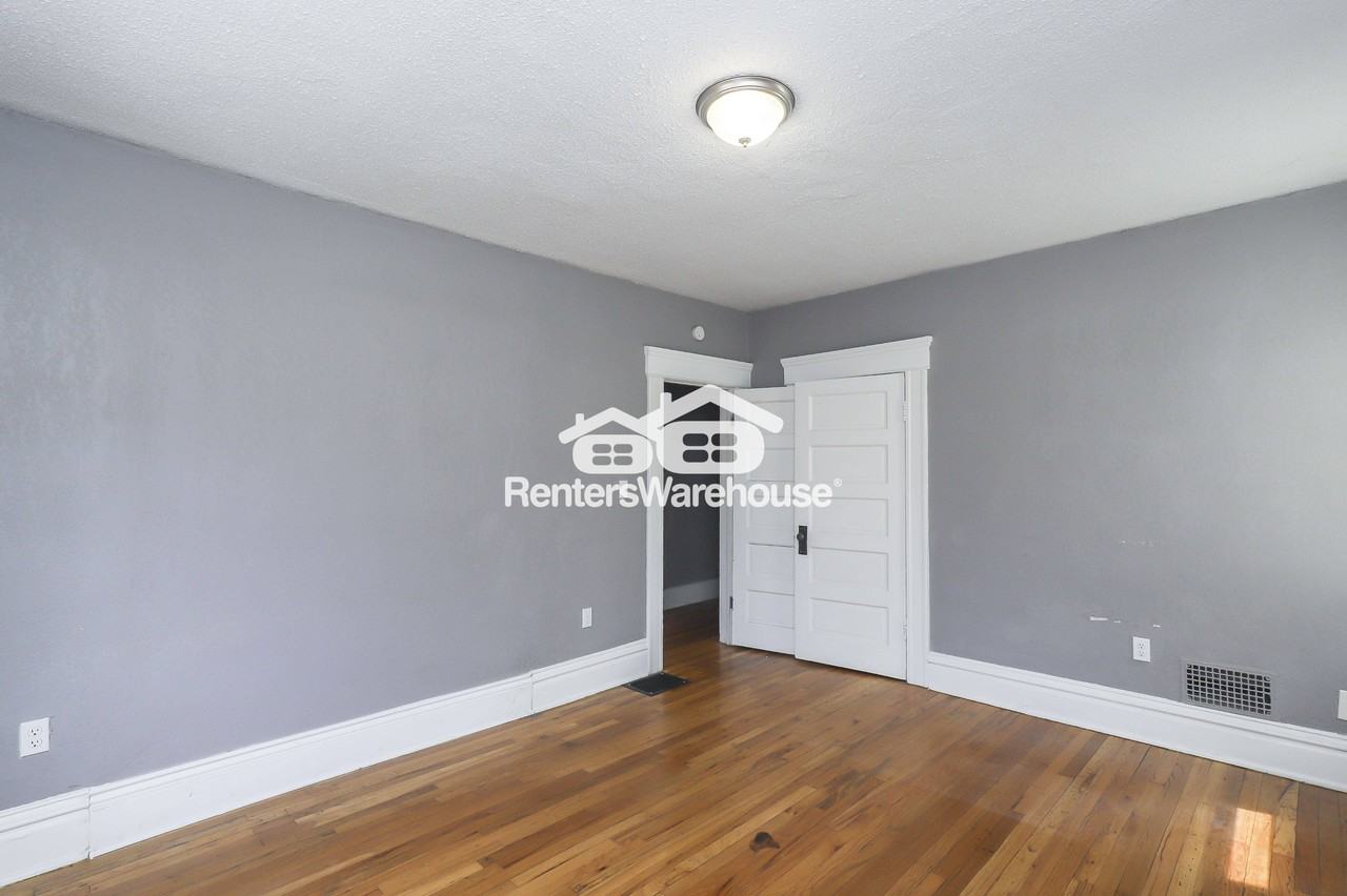 4105 Oak St Apt 1 - Photo 5 of 34