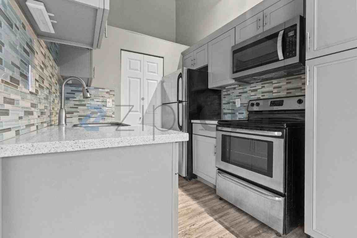 2020 Grant Ave S #F201 - Photo 7 of 17