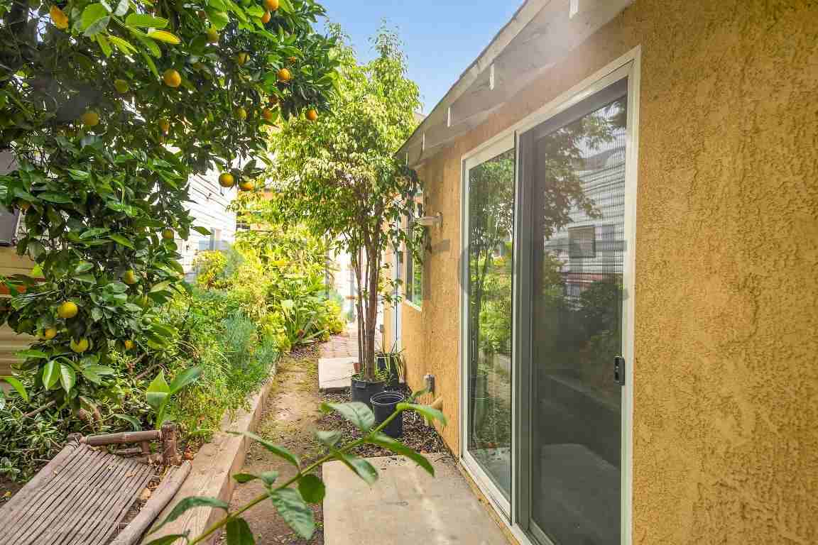 2431 S Catalina St - Photo 4 of 11