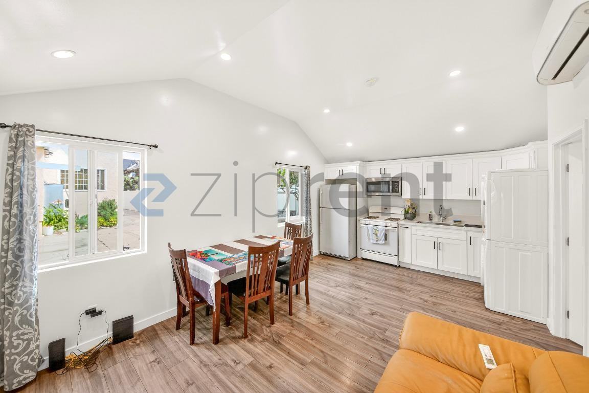 2431 S Catalina St - Photo 5 of 11