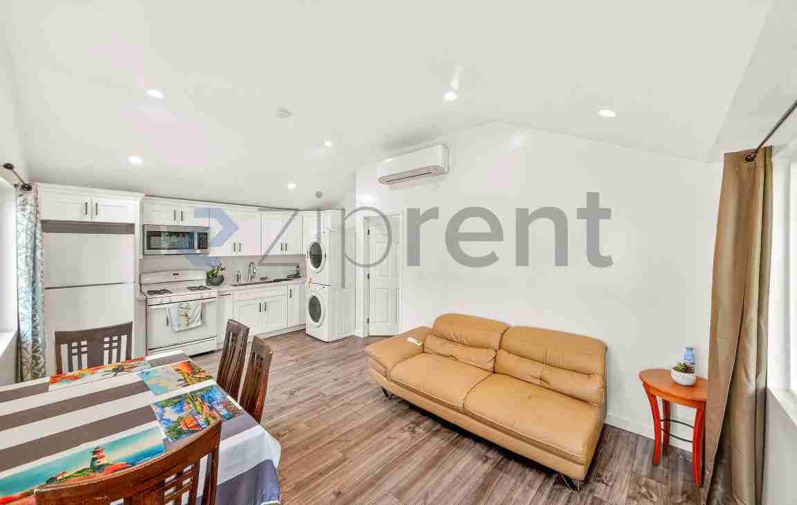 2431 S Catalina St - Photo 6 of 11