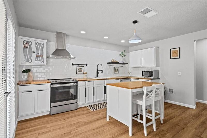 2411 Glen Field Dr - Photo 2 of 27