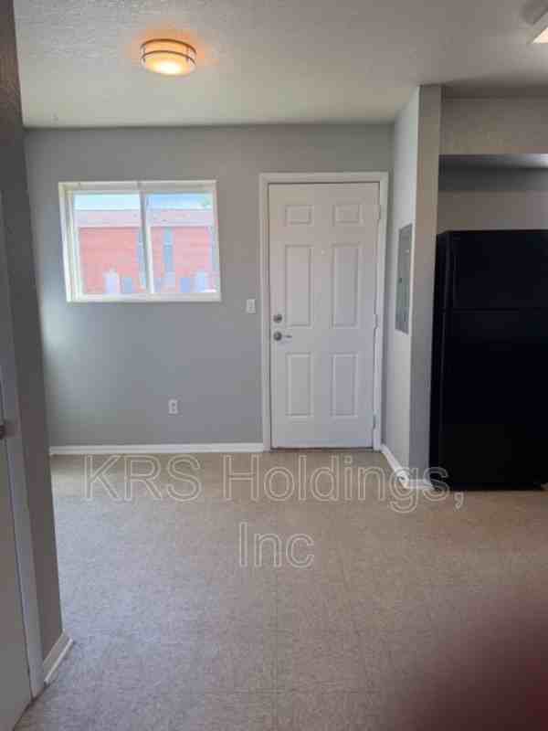 843 41st St - Photo 3 of 8