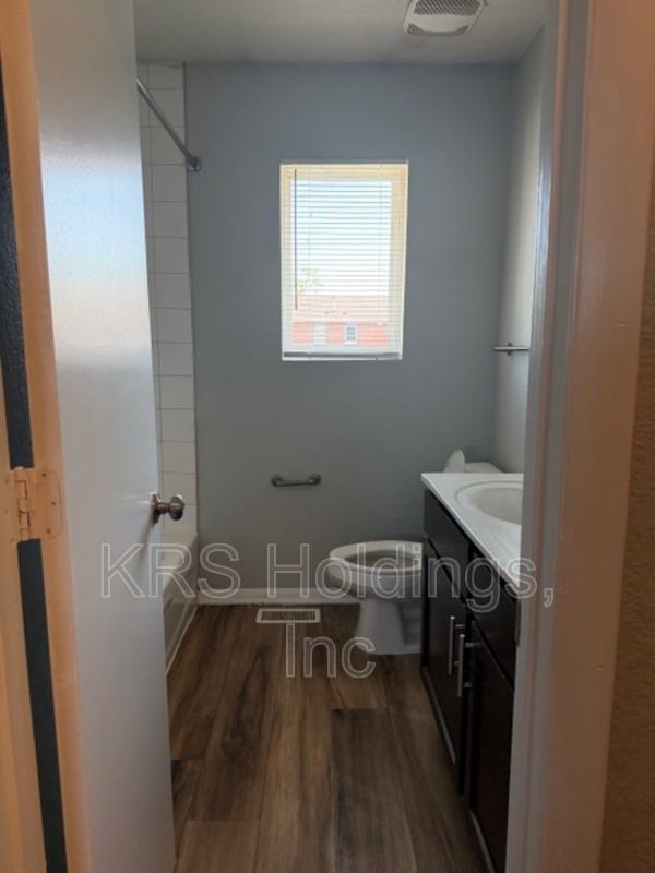 843 41st St - Photo 4 of 8