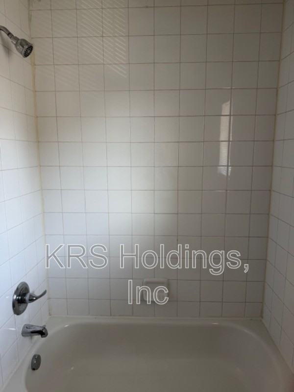 843 41st St - Photo 5 of 8