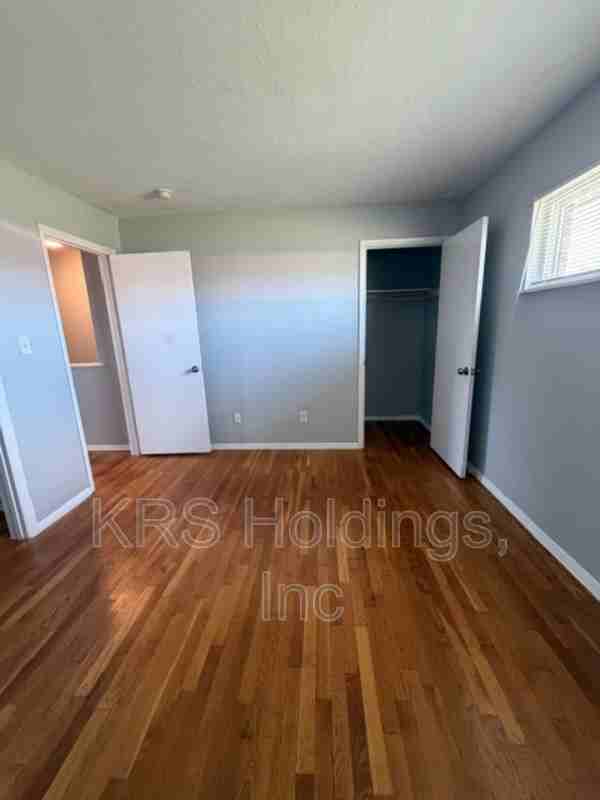 843 41st St - Photo 7 of 8