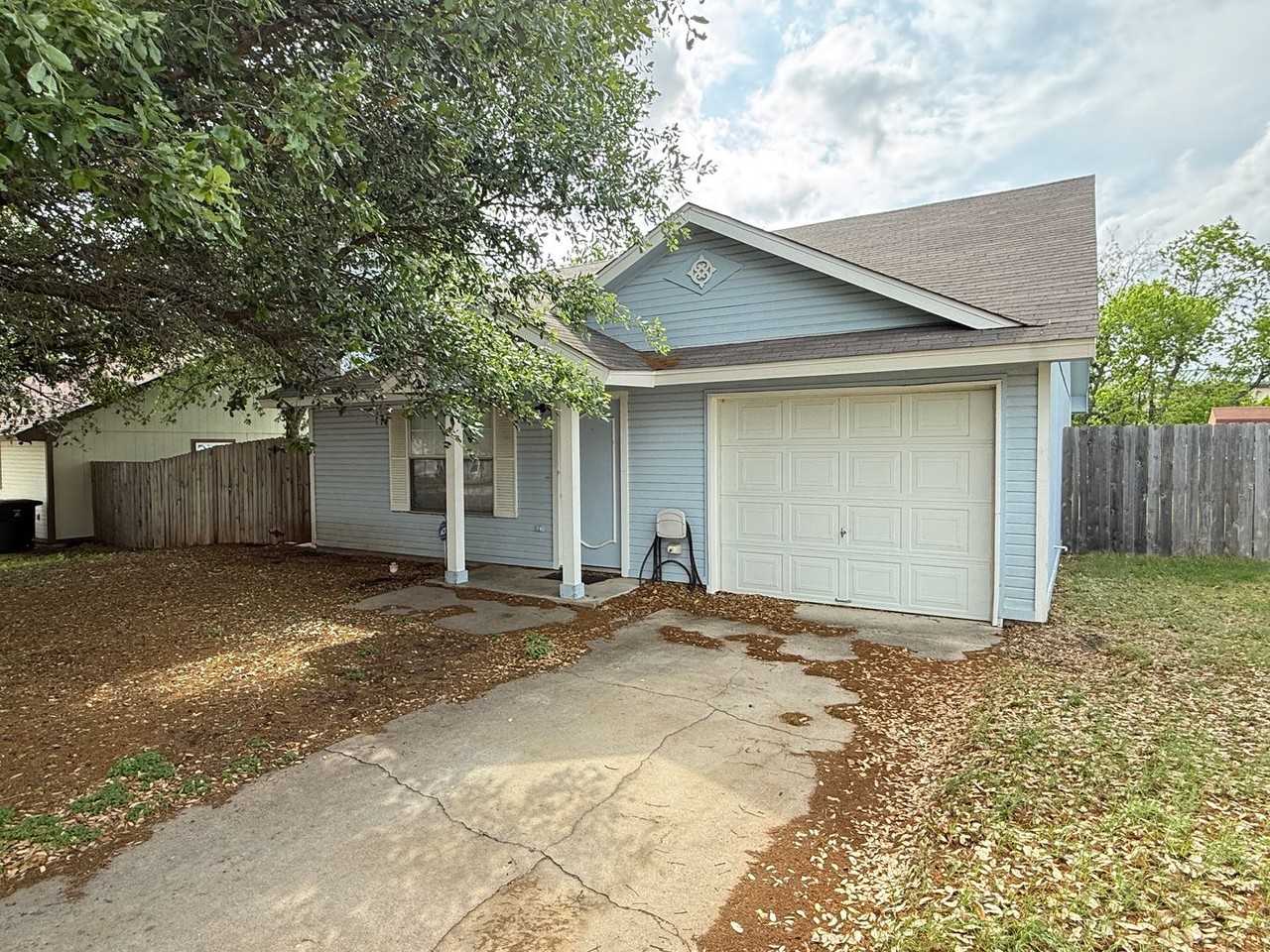 2209 Dickens Dr - Photo 2 of 17
