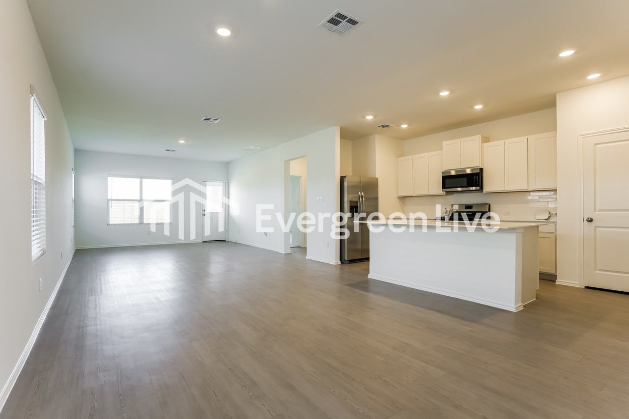 1410 Roaming Oak Bnd - Photo 2 of 15