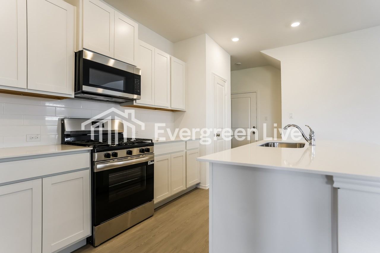 1410 Roaming Oak Bnd - Photo 3 of 15